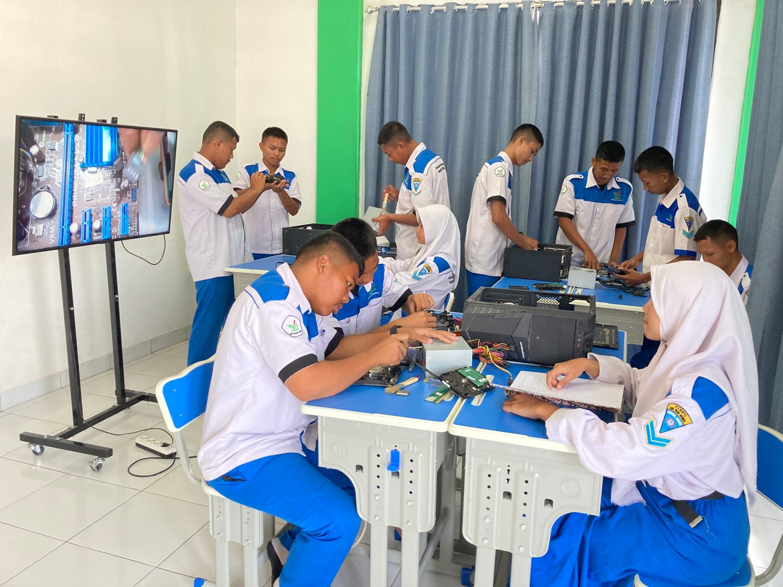 Santri SMK Insan Nasional: Tidak Hanya Pintar Agama, tetapi Juga Memiliki Keahlian Komputer